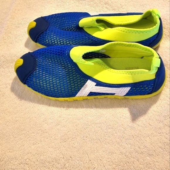 NWOT blue & yellow water shoes size 6.5 - Picture 1 of 7